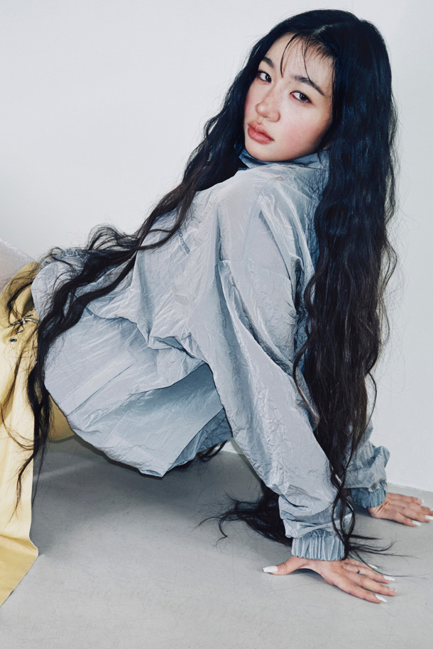 LUCKY CHOUETTE (럭키슈에뜨)의 Dot Pattern Frill Point Jumper (도트 패턴 프릴 포인트 점퍼, 실버)는 여성스러운 캐주얼 스타일을 완성하는 점퍼입니다. 가볍고 시원한 나일론 소재로 제작되어 봄, 가을에 착용하기 좋으며, 루즈핏으로 편안한 착용감을 선사합니다. 섬세한 프릴 디테일과 도트 패턴이 귀엽고 걸리시한 무드를 연출하며, 소매와 밑단 밴딩 처리로 활동성을 더했습니다. 레터링 프린트가 포인트이며, 슈롱이 파우치와 세트 구성되어 실용성을 높였습니다. 동네 마실룩, 봄 소풍룩, 여행룩 등 다양한 TPO에 활용해보세요.
