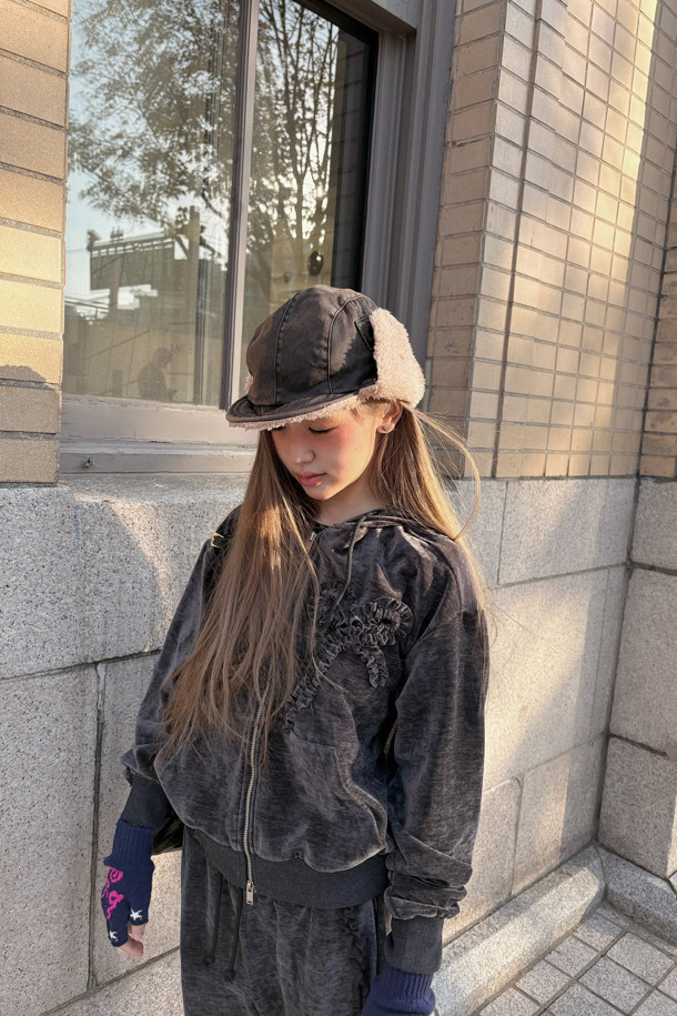 [Re-Order] 럭키슈에뜨_리본 포인트 벨벳 후드 점퍼 (다크 그레이)는 부드러운 벨벳 소재와 루즈핏으로 편안한 착용감을 선사하는 여성 후드 점퍼입니다. 캐주얼하고 미니멀한 스타일을 연출하며, 가을과 겨울에 따뜻하게 입을 수 있습니다. 다크 그레이 컬러에 무지 패턴으로 어떤 옷에도 잘 어울리며, 리본 자수 디테일과 시보리 밑단, 볼륨감 있는 실루엣이 특징입니다. 투웨이 지퍼로 편의성을 높였으며, 캠핑룩이나 산책룩 등 다양한 TPO에 활용 가능합니다. 두꺼운 두께감으로 보온성을 더했습니다.
