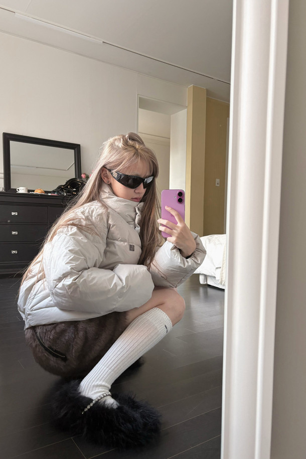 럭키슈에뜨 크롭 덕다운 점퍼는 캐주얼, 빈티지 스타일을 즐기는 분들을 위한 겨울철 필수 아이템입니다. 라이트 베이지 컬러의 무지 디자인으로 어떤 스타일에도 쉽게 매치할 수 있으며, 여행룩, 캠핑룩, 미니멀, 고프코어 스타일 연출에도 적합합니다. 덕다운(솜털 80%, 깃털 20%) 충전재(240g)와 두꺼운 두께감으로 보온성을 높였으며, 루즈핏 크롭 기장으로 트렌디함을 더했습니다. 빅 아웃포켓, 금속 지퍼, 럭키 크레센트 문 모티브 와펜 디테일이 돋보이며, 은은한 광택감이 고급스러운 분위기를 자아내는 긴소매 점퍼입니다.
