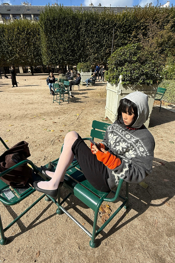 럭키슈에뜨(LUCKY CHOUETTE)의 Chouetties 노르딕 패턴 니트 풀오버(다크 그레이)는 가을, 겨울 시즌에 어울리는 여성용 상의입니다. 넉넉한 루즈핏 실루엣과 라운드넥 디자인으로 편안한 착용감을 선사하며, 울 혼방 소재로 제작되어 부드러운 촉감을 느낄 수 있습니다. 다크 그레이 컬러에 노르딕 패턴이 더해져 캐주얼하면서도 클래식한 분위기를 연출하며 캠핑룩, 집콕룩 등 다양한 TPO에 활용하기 좋습니다. 럭키 크레센트 문 모티브 패턴이 은은하게 포인트가 되어 미니멀한 스타일을 선호하는 분들께도 추천합니다. 긴소매 기장과 두꺼운 두께감으로 따뜻하게 착용할 수 있습니다.
