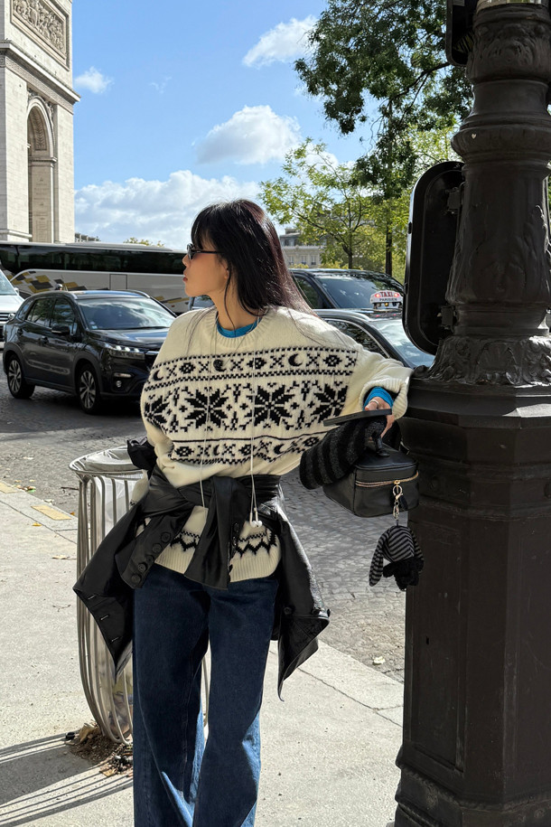 LUCKY CHOUETTE (럭키슈에뜨)의 노르딕 패턴 니트 풀오버 (아이보리)입니다. 부드러운 울 혼방 소재로 제작되어 가을, 겨울 시즌에 따뜻하게 착용할 수 있습니다. 라운드넥에 긴소매, 루즈핏 실루엣으로 편안한 착용감을 선사하며, 캐주얼, 클래식, 미니멀한 스타일을 연출하기 좋습니다. 럭키슈에뜨의 시그니처, Lucky Crescent Moon 모티브가 돋보이며 모임룩으로도 활용 가능한 매력적인 디자인입니다. 두꺼운 두께감으로 보온성을 높였으며, 아이보리 컬러의 노르딕 패턴이 포근한 분위기를 더합니다.
