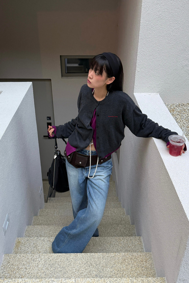 Chouetties by LUCKY CHOUETTE(슈에티 바이 럭키슈에뜨)_언밸런스 니트 가디건(다크 그레이)은 캐주얼한 스타일의 여성 니트 가디건입니다. 가을, 겨울에 착용하기 좋으며, 라운드넥에 루즈핏으로 편안하게 연출할 수 있습니다. 다크 그레이 컬러의 중간 두께 니트 소재로 제작되었으며, 언밸런스한 기장과 자수 레터링 포인트가 특징입니다. 세 가지 모양의 단추 디테일로 포인트를 더했으며, 데일리룩, 카페룩, 쇼핑룩 등 다양하게 활용 가능합니다. 아크릴과 코튼 혼방 소재로 제작되어 부드러운 촉감을 선사합니다.
