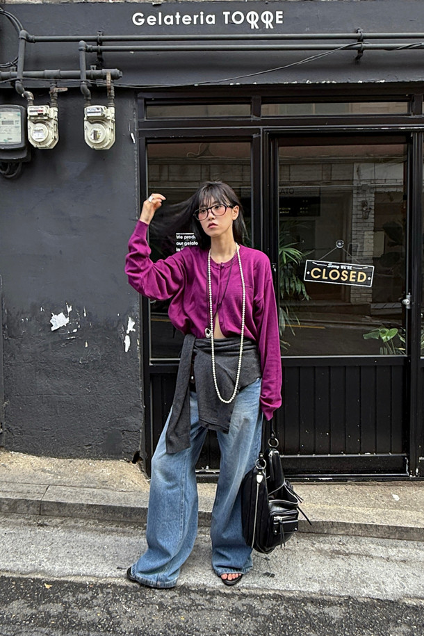 [Re-Order] 럭키슈에뜨_언밸런스 니트 가디건 (퍼플)은 부드러운 아크릴과 코튼 혼방 소재로 제작되어 봄, 가을에 착용하기 좋은 여성 니트 가디건입니다. 라운드넥에 긴 소매, 루즈핏으로 편안한 착용감을 선사하며, 언밸런스 기장과 레터링 자수 포인트가 캐주얼한 무드를 더합니다. 세 가지 모양의 믹스된 단추가 디자인의 묘미를 살리고, 데이트룩, 카페룩, 봄 소풍룩 등 다양한 TPO에 활용 가능합니다. 미니멀, 로맨틱 스타일을 선호하는 분들께 추천하며, 캐주얼한 스타일링에 포인트를 더해줍니다.
