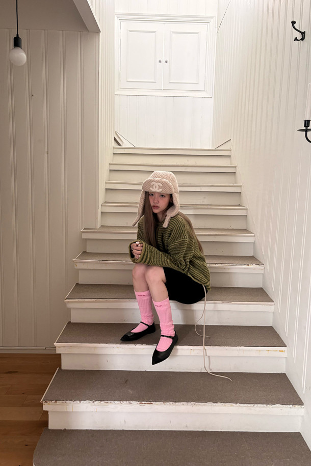 럭키슈에뜨(LUCKY CHOUETTE)의 Chouetties 언밸런스 스트라이프 니트 가디건 (올리브)입니다. 부드러운 울 소재로 제작되어 가을과 겨울에 따뜻하게 착용할 수 있습니다. 캐주얼한 무드의 루즈핏으로 편안함을 선사하며, 라운드 넥과 긴 소매 디자인이 특징입니다. 언밸런스 기장감과 럭키 크레센트 문 자수, 하트 모양 단추 디테일이 돋보이는 디자인으로 데이트룩, 모임룩, 캐주얼, 클래식, 미니멀 스타일 모두 소화 가능합니다. 두꺼운 두께감으로 포근함을 더했습니다.
