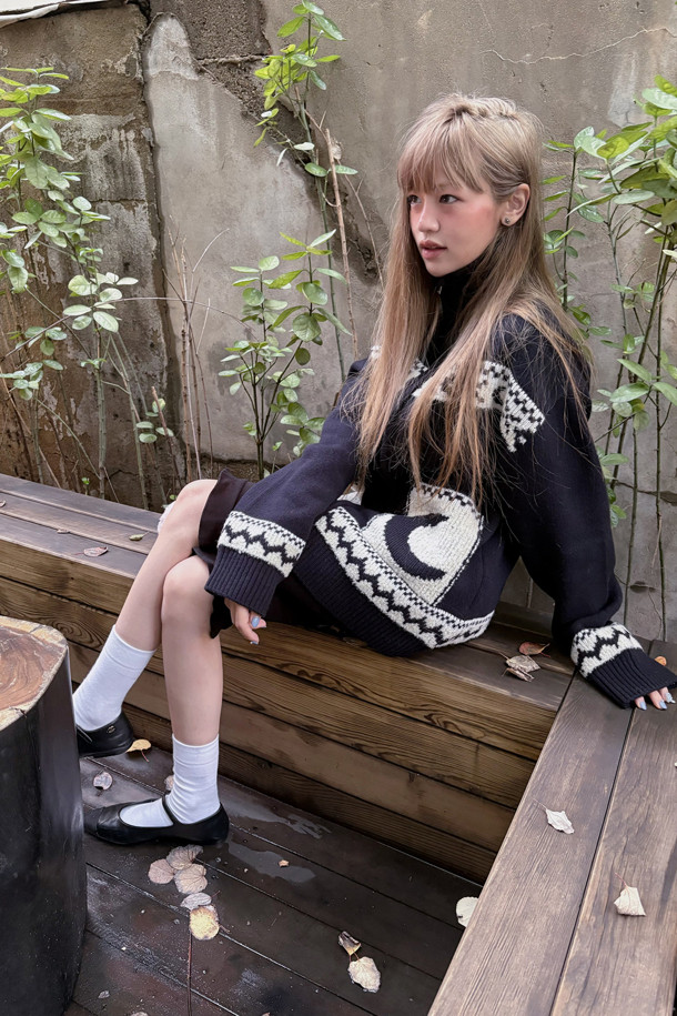 [Re-Order] 럭키슈에뜨_노르딕 패턴 하이넥 가디건 (다크 네이비)는 여성 의류로, 가을과 겨울에 따뜻하게 입을 수 있는 니트/스웨터입니다. 다크 네이비 컬러에 캐주얼, 빈티지 스타일을 더한 루즈핏 가디건으로, 하이넥 디자인과 긴 소매가 특징입니다. 두꺼운 울 소재로 제작되어 부드러운 촉감을 선사하며, 노르딕 패턴이 돋보입니다. 투웨이 지퍼와 아웃포켓 디테일, 럭키 크레센트 문 모티브가 돋보이며, 출근룩이나 모임룩, 캐주얼, 클래식, 미니멀 스타일 모두 소화 가능합니다.
