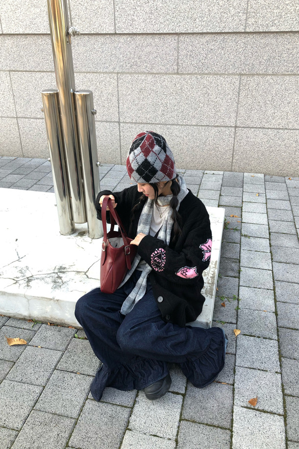 컬러 자카드 니트 가디건 (블랙)은 부드러운 울과 모헤어 혼방 소재로 제작되어 폭신한 촉감을 선사합니다. 힙 기장의 박시핏 디자인에 브이넥 라인으로 편안하면서도 세련된 스타일을 연출합니다. 긴 소매와 버튼 여밈, 포켓 디테일이 돋보이며, 배색 컬러감이 은은한 포인트를 더합니다. 가을, 겨울 시즌에 캐주얼, 클래식, 미니멀 스타일을 즐겨 입는 여성분들에게 모임룩, 출근룩으로 추천합니다. 가볍게 걸쳐 입기 좋아 간절기부터 겨울까지 폭넓게 활용 가능합니다.
