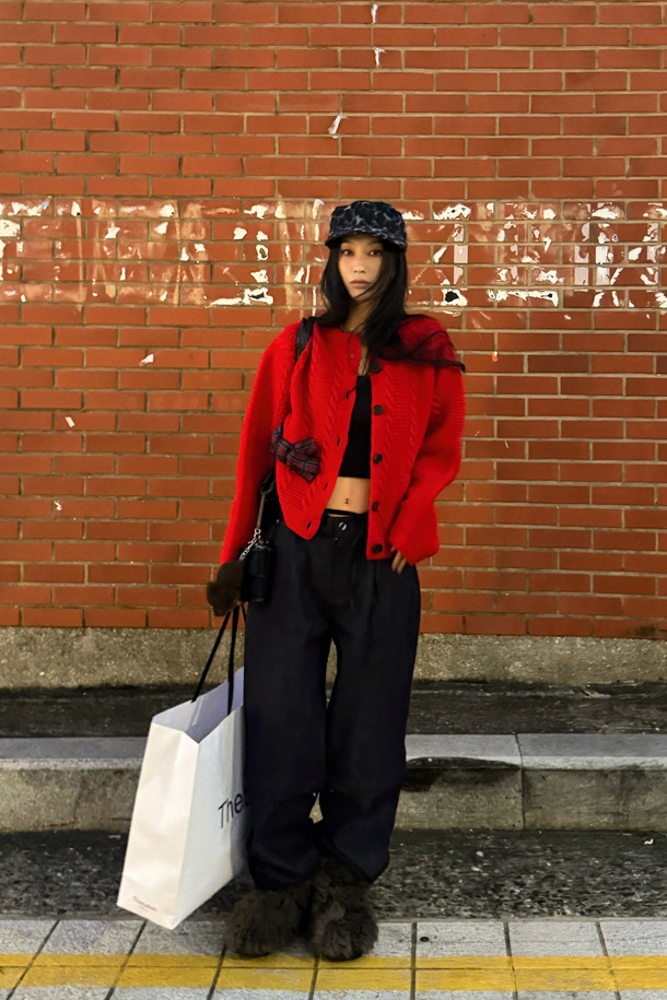 [Re-Order] 체크 리본 라운드 넥 니트 가디건 (레드)는 포근한 울 소재로 제작되어 가을, 겨울 시즌에 따뜻하게 착용하기 좋은 여성 니트 가디건입니다. 체크 패턴과 리본 장식이 걸리시한 무드를 더하며, 라운드 넥과 긴 소매 디자인으로 부드러운 촉감을 선사합니다. 넉넉한 루즈핏과 코쿠닝 실루엣으로 편안함을 강조하며, 데이트룩, 모임룩 등 다양한 TPO에 캐주얼, 클래식, 걸리시 스타일로 연출하기 좋습니다. 두꺼운 두께감의 케이블 조직 니트로 제작되어 따뜻함과 스타일을 동시에 잡았습니다.
