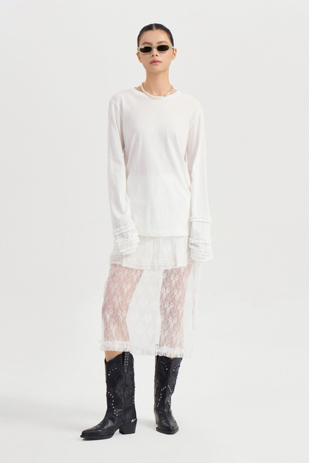 레이스 메쉬 랩 스커트(아이보리)는 로맨틱하고 클래식한 무드를 연출하는 여성용 스커트입니다. 플라워 패턴 레이스와 부드러운 촉감의 메쉬 소재가 어우러져 봄, 여름 시즌에 시원하고 여성스러운 분위기를 선사합니다. 랩 스타일 디자인으로 허리 라인을 강조하며, 배색 끈 여밈과 프릴 디테일이 사랑스러운 포인트를 더합니다. 덧장 스커트 형태로 안심하고 착용할 수 있으며, 데이트룩, 카페룩, 모임룩 등 다양한 TPO에 활용 가능합니다.  오픈 클로징이 가능하며, 올뜯김이나 미어짐에 유의하여 착용해주세요.
