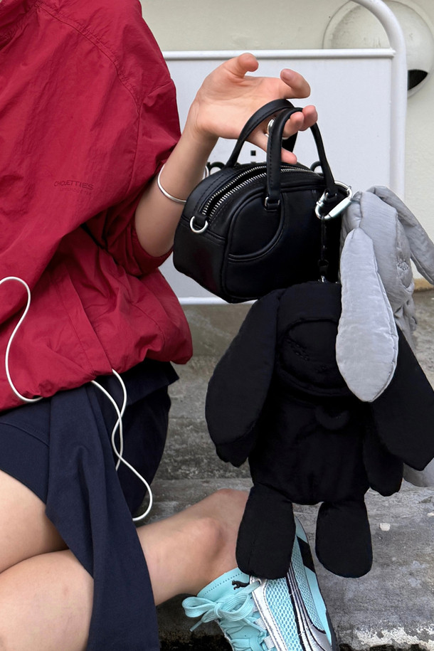 LUCKY CHOUETTE(럭키슈에뜨)의 Chouetties(슈에티즈) 라인, 슈롱이 캐릭터의 깜찍함을 담은 블랙 컬러의 파우치 키링입니다. 가볍고 튼튼한 나일론 소재에 사랑스러운 프릴 디테일이 돋보이며, 미니 사이즈로 수납 기능을 더했습니다. 캐주얼, 걸리시, 스트리트 스타일 모두 소화 가능한 디자인으로, 동네 마실룩, 산책룩, 여행룩 등 다양한 TPO에 활용하기 좋습니다. 슈롱이 캐릭터 모양으로 귀여움을 더해 소지품에 포인트를 줄 수 있습니다.
