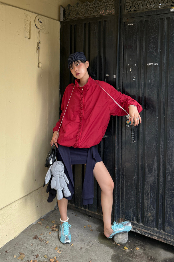 Chouetties by LUCKY CHOUETTE(슈에티 by 럭키슈에뜨)의 Chourong Pouch Key Ring(슈롱 파우치 키링) (silver)입니다. 가볍고 넉넉한 수납력을 자랑하는 파우치형 키링으로, 캐주얼한 스타일을 연출하기 좋습니다. 나일론 소재로 제작되었으며, 슈롱이 캐릭터 디자인이 귀엽게 돋보입니다. 동네 마실룩, 쇼핑룩, 여행룩 등 다양한 TPO에 활용할 수 있으며, 캐주얼, 미니멀, 걸리시한 스타일을 즐기는 분들께 추천합니다. 프릴 점퍼와 함께 코디하여 더욱 사랑스러운 룩을 완성해보세요.
