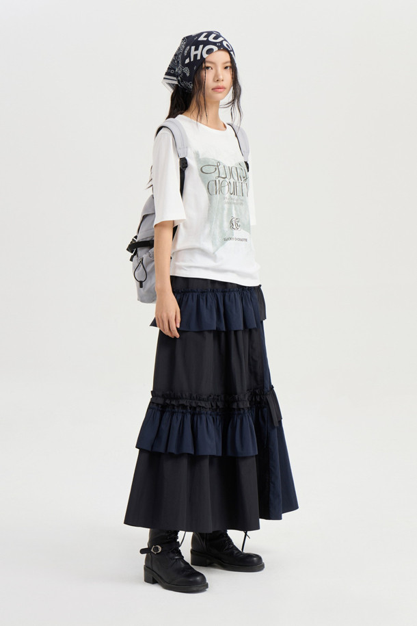 다크 네이비 색상의 페이즐리 스퀘어 스카프입니다. 면과 실크 혼방 소재로 제작되어 부드러운 촉감을 선사하며, 봄, 여름, 가을 계절에 착용하기 좋습니다. 클래식과 캐주얼 스타일 모두 소화 가능하며, 헤어밴드 또는 탑으로도 활용 가능한 다용도 아이템입니다. 동네 마실룩, 카페룩, 여행룩 등 다양한 TPO에 맞춰 스타일링 해보세요. 미니멀한 룩에도 포인트 아이템으로 활용하기 좋습니다.
