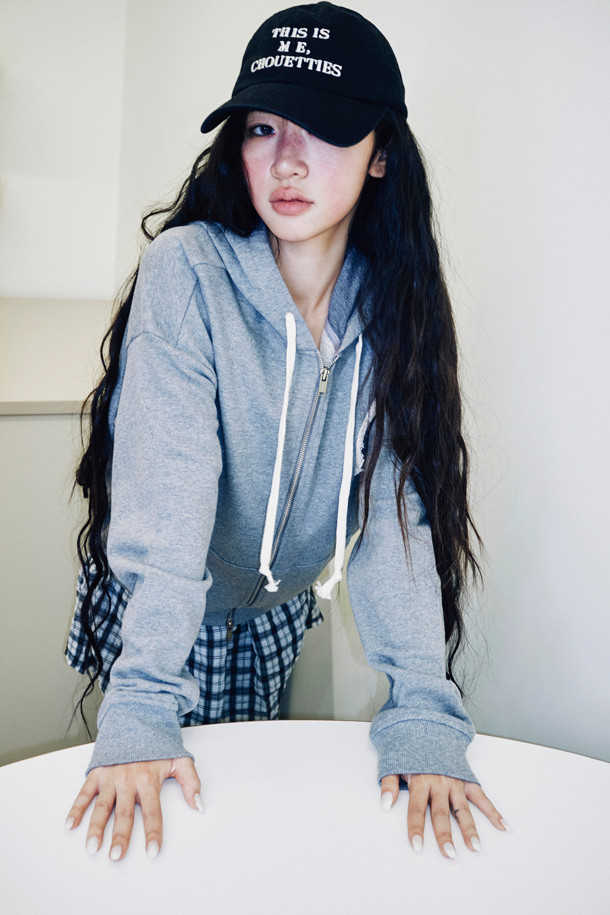 LUCKY CHOUETTE(럭키슈에뜨) Chouetties U넥 슬리브리스 원피스 (블랙)입니다. 깊고 와이드한 U넥 디자인과 솔리드, 체크 소재의 세련된 믹스가 돋보입니다. 허리 스트링 디테일과 Lucky Crescent Moon 모티브 패치 자수가 포인트로 더해졌으며, 단독 또는 레이어드하여 다양한 스타일을 연출할 수 있습니다. 데이트룩, 카페룩, 모임룩에 어울리는 클래식, 미니멀, 걸리시 무드의 슬리브리스 원피스입니다. 봄, 여름 시즌에 시원하고 스타일리시하게 즐겨보세요.
