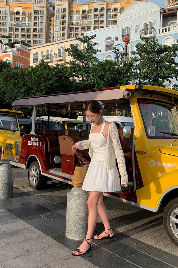 럭키슈에뜨의 Chouetties (슈에티스) 홀터넥 미니 드레스 (화이트)는 여성스러운 무드를 연출하는 여름 스타일의 미니 원피스입니다. A라인 플레어 스커트에 달 모티프 패턴이 더해져 로맨틱한 분위기를 자아내며, 홀터넥과 민소매 디자인으로 시원함을 더했습니다. 허리 밴딩과 등판 리본 디테일, 안감 처리가 편안한 착용감을 선사하며, 레이어드 스타일링이 가능하여 다양한 연출이 가능합니다. 데이트룩, 휴가룩, 리조트룩 등 TPO에 구애받지 않고, 걸리시하고 리조트한 스타일을 완성할 수 있습니다.
