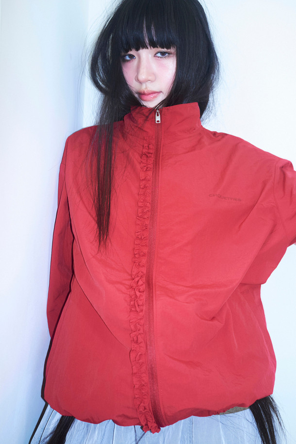 럭키슈에뜨(LUCKY CHOUETTE)의 Chouetties 허리 스트링 롱 스커트(실버)입니다. 부드러운 나일론 소재로 제작되어 편안한 착용감을 선사하며, 사계절 내내 활용 가능한 아이템입니다. H라인 루즈핏에 허리 밴딩과 스트링 디테일이 더해져 캐주얼하면서도 우아한 분위기를 연출합니다. 뒷면 포켓과 레터링 자수 포인트로 밋밋함을 덜었으며, 데이트룩, 쇼핑룩 등 다양한 TPO에 맞춰 미니멀, 클래식 스타일을 완성할 수 있습니다. 실버 컬러의 얇은 두께로 시원하고 세련된 느낌을 줍니다.
