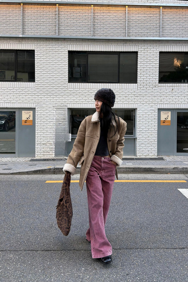 럭키슈에뜨 Chouetties (쇼티스) Fake Mustang (베이지)는 여성스러운 캐주얼 스타일을 연출하는 무스탕입니다. 스웨이드와 덤블 소재의 조화로 포근하고 부드러운 촉감을 선사하며, 두꺼운 두께감으로 따뜻하게 착용할 수 있습니다. 넉넉한 루즈핏과 스탠다드핏 디자인으로 편안한 착용감을 제공하며, 하프 기장으로 다양한 하의와 매치하기 좋습니다. 아웃포켓 디테일과 로고 엠보 포인트가 디자인의 포인트를 더하며, 가을과 겨울 시즌 데일리룩에 활용하기 좋습니다. 베이지 컬러는 미니멀하고 클래식한 분위기를 연출합니다.
