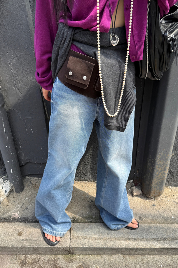 럭키슈에뜨(LUCKY CHOUETTE)의 워싱 와이드 데님 팬츠 (블루)는 캐주얼하고 빈티지한 스타일을 연출하기에 좋은 아이템입니다. 봄, 가을에 어울리는 맥시 기장의 데님 팬츠로, 럭키슈에뜨 로고 캔톤과 리벳 디테일이 돋보입니다. 뒷면에는 슈에띠즈 레터링 자수가 새겨져 있으며, 빈티지 워싱과 사이드 도밍고 워싱으로 포인트를 더했습니다. 와이드 핏으로 편안한 착용감을 제공하며, 동네 마실룩이나 쇼핑룩에 매치하기 좋습니다. 데님 소재 특유의 자연스러운 멋을 살린 이 바지는 레트로 무드를 즐기는 분들께 추천합니다.
