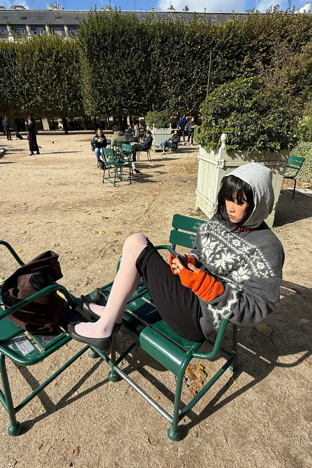 LUCKY CHOUETTE (럭키슈에뜨)의 Frill Point 바이커 쇼츠(블랙)입니다. 허리 밴딩으로 편안한 착용감을 선사하며, 옆 라인 지퍼 디테일로 포인트를 더했습니다. 면, 폴리에스터 혼방 소재로 제작되어 봄, 여름 시즌에 적합하며, 슬림핏 디자인으로 여성스러운 실루엣을 연출합니다. 허리와 밑단 러플 디테일과 러플 끝단의 자수 처리가 돋보이는 제품입니다. 데이트룩, 모임룩 등 다양한 TPO에 미니멀, 걸리시, 로맨틱한 스타일을 더해 활용할 수 있습니다.
