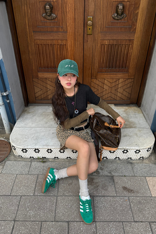 LUCKY CHOUETTE (럭키슈에뜨)의 Chouetties 레이어드 긴팔 티셔츠 (다크 그레이)입니다. 부드러운 레이온과 폴리에스터 혼방 소재로 제작되어 얇고 편안한 착용감을 선사합니다. 슬림핏 라운드넥 디자인에 언밸런스 기장감과 럭키 크레센트 문 와펜 자수 디테일이 특징입니다. 간절기에는 단독으로, 겨울철에는 레이어드하여 데이트룩이나 데일리룩으로 활용하기 좋습니다. 캐주얼, 미니멀 스타일을 즐겨 입는 여성분들께 추천합니다.
