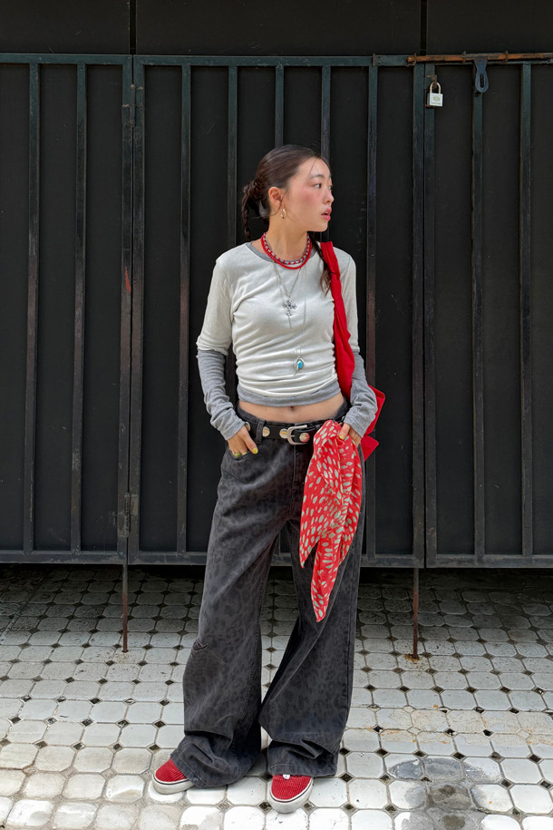 럭키 슈에뜨(LUCKY CHOUETTE)의 Chouetties 레이어링 긴소매 티셔츠(아이보리)입니다. 부드러운 촉감의 레이온과 폴리에스터 혼방 소재로 제작되었으며, 봄, 가을에 착용하기 좋습니다. 슬림핏의 라운드넥 디자인으로, 캐주얼하고 미니멀한 스타일을 연출합니다. 언밸런스 기장과 레이어드 디자인이 특징이며, Lucky Crescent Moon 모티브 자수 디테일로 포인트를 더했습니다. 단독 또는 레이어드하여 데이트룩을 완성해보세요.
