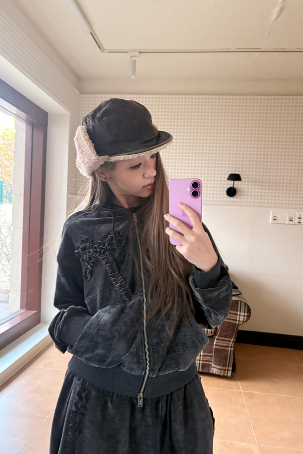 [Re-Order] 럭키슈에뜨_리본 포인트 벨벳 후드 점퍼 (다크 그레이)는 부드러운 벨벳 소재와 루즈핏으로 편안한 착용감을 선사하는 여성 후드 점퍼입니다. 캐주얼하고 미니멀한 스타일을 연출하며, 가을과 겨울에 따뜻하게 입을 수 있습니다. 다크 그레이 컬러에 무지 패턴으로 어떤 옷에도 잘 어울리며, 리본 자수 디테일과 시보리 밑단, 볼륨감 있는 실루엣이 특징입니다. 투웨이 지퍼로 편의성을 높였으며, 캠핑룩이나 산책룩 등 다양한 TPO에 활용 가능합니다. 두꺼운 두께감으로 보온성을 더했습니다.
