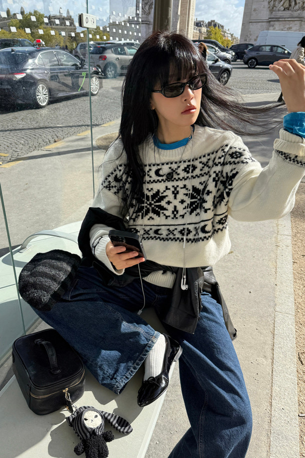 LUCKY CHOUETTE (럭키슈에뜨)의 노르딕 패턴 니트 풀오버 (아이보리)입니다. 부드러운 울 혼방 소재로 제작되어 가을, 겨울 시즌에 따뜻하게 착용할 수 있습니다. 라운드넥에 긴소매, 루즈핏 실루엣으로 편안한 착용감을 선사하며, 캐주얼, 클래식, 미니멀한 스타일을 연출하기 좋습니다. 럭키슈에뜨의 시그니처, Lucky Crescent Moon 모티브가 돋보이며 모임룩으로도 활용 가능한 매력적인 디자인입니다. 두꺼운 두께감으로 보온성을 높였으며, 아이보리 컬러의 노르딕 패턴이 포근한 분위기를 더합니다.
