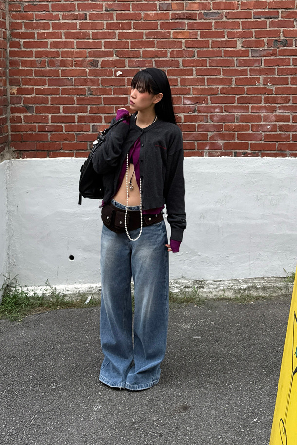 Chouetties by LUCKY CHOUETTE(슈에티 바이 럭키슈에뜨)_언밸런스 니트 가디건(다크 그레이)은 캐주얼한 스타일의 여성 니트 가디건입니다. 가을, 겨울에 착용하기 좋으며, 라운드넥에 루즈핏으로 편안하게 연출할 수 있습니다. 다크 그레이 컬러의 중간 두께 니트 소재로 제작되었으며, 언밸런스한 기장과 자수 레터링 포인트가 특징입니다. 세 가지 모양의 단추 디테일로 포인트를 더했으며, 데일리룩, 카페룩, 쇼핑룩 등 다양하게 활용 가능합니다. 아크릴과 코튼 혼방 소재로 제작되어 부드러운 촉감을 선사합니다.
