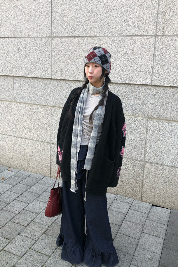 컬러 자카드 니트 가디건 (블랙)은 부드러운 울과 모헤어 혼방 소재로 제작되어 폭신한 촉감을 선사합니다. 힙 기장의 박시핏 디자인에 브이넥 라인으로 편안하면서도 세련된 스타일을 연출합니다. 긴 소매와 버튼 여밈, 포켓 디테일이 돋보이며, 배색 컬러감이 은은한 포인트를 더합니다. 가을, 겨울 시즌에 캐주얼, 클래식, 미니멀 스타일을 즐겨 입는 여성분들에게 모임룩, 출근룩으로 추천합니다. 가볍게 걸쳐 입기 좋아 간절기부터 겨울까지 폭넓게 활용 가능합니다.
