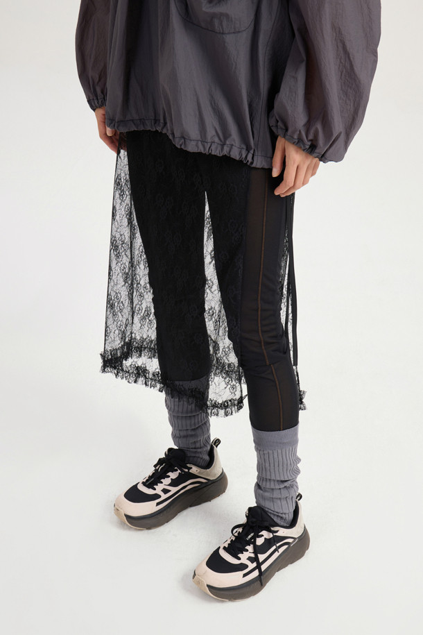 레이스 메쉬 랩 스커트(블랙)는 여성스러운 매력을 강조하는 캐주얼 스커트입니다. 봄, 여름 시즌에 어울리는 얇은 두께감과 플라워, 레이스 무늬가 특징이며, 유니크하고 클래식한 스타일을 연출합니다. 랩 스타일의 덧장 스커트로, 프릴 디테일과 배색 끈 여밈, 레이어드 스타일이 돋보입니다. 데이트룩, 카페룩, 모임룩 등 다양한 TPO에 활용 가능하며, 클래식, 로맨틱, 캐주얼 스타일을 즐기는 분들께 추천합니다. 오픈 클로징이 가능하여 편안하게 착용할 수 있습니다.
