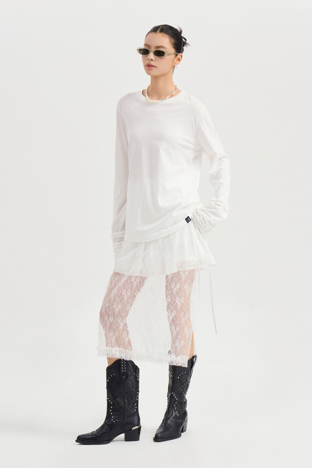 레이스 메쉬 랩 스커트(아이보리)는 로맨틱하고 클래식한 무드를 연출하는 여성용 스커트입니다. 플라워 패턴 레이스와 부드러운 촉감의 메쉬 소재가 어우러져 봄, 여름 시즌에 시원하고 여성스러운 분위기를 선사합니다. 랩 스타일 디자인으로 허리 라인을 강조하며, 배색 끈 여밈과 프릴 디테일이 사랑스러운 포인트를 더합니다. 덧장 스커트 형태로 안심하고 착용할 수 있으며, 데이트룩, 카페룩, 모임룩 등 다양한 TPO에 활용 가능합니다.  오픈 클로징이 가능하며, 올뜯김이나 미어짐에 유의하여 착용해주세요.
