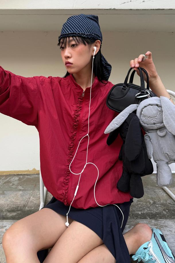 LUCKY CHOUETTE(럭키슈에뜨)의 Chouetties(슈에티즈) 라인, 슈롱이 캐릭터의 깜찍함을 담은 블랙 컬러의 파우치 키링입니다. 가볍고 튼튼한 나일론 소재에 사랑스러운 프릴 디테일이 돋보이며, 미니 사이즈로 수납 기능을 더했습니다. 캐주얼, 걸리시, 스트리트 스타일 모두 소화 가능한 디자인으로, 동네 마실룩, 산책룩, 여행룩 등 다양한 TPO에 활용하기 좋습니다. 슈롱이 캐릭터 모양으로 귀여움을 더해 소지품에 포인트를 줄 수 있습니다.
