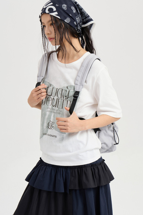 다크 네이비 색상의 페이즐리 스퀘어 스카프입니다. 면과 실크 혼방 소재로 제작되어 부드러운 촉감을 선사하며, 봄, 여름, 가을 계절에 착용하기 좋습니다. 클래식과 캐주얼 스타일 모두 소화 가능하며, 헤어밴드 또는 탑으로도 활용 가능한 다용도 아이템입니다. 동네 마실룩, 카페룩, 여행룩 등 다양한 TPO에 맞춰 스타일링 해보세요. 미니멀한 룩에도 포인트 아이템으로 활용하기 좋습니다.
