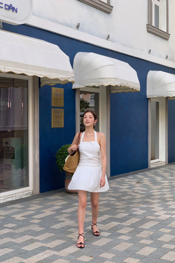 럭키슈에뜨의 Chouetties (슈에티스) 홀터넥 미니 드레스 (화이트)는 여성스러운 무드를 연출하는 여름 스타일의 미니 원피스입니다. A라인 플레어 스커트에 달 모티프 패턴이 더해져 로맨틱한 분위기를 자아내며, 홀터넥과 민소매 디자인으로 시원함을 더했습니다. 허리 밴딩과 등판 리본 디테일, 안감 처리가 편안한 착용감을 선사하며, 레이어드 스타일링이 가능하여 다양한 연출이 가능합니다. 데이트룩, 휴가룩, 리조트룩 등 TPO에 구애받지 않고, 걸리시하고 리조트한 스타일을 완성할 수 있습니다.
