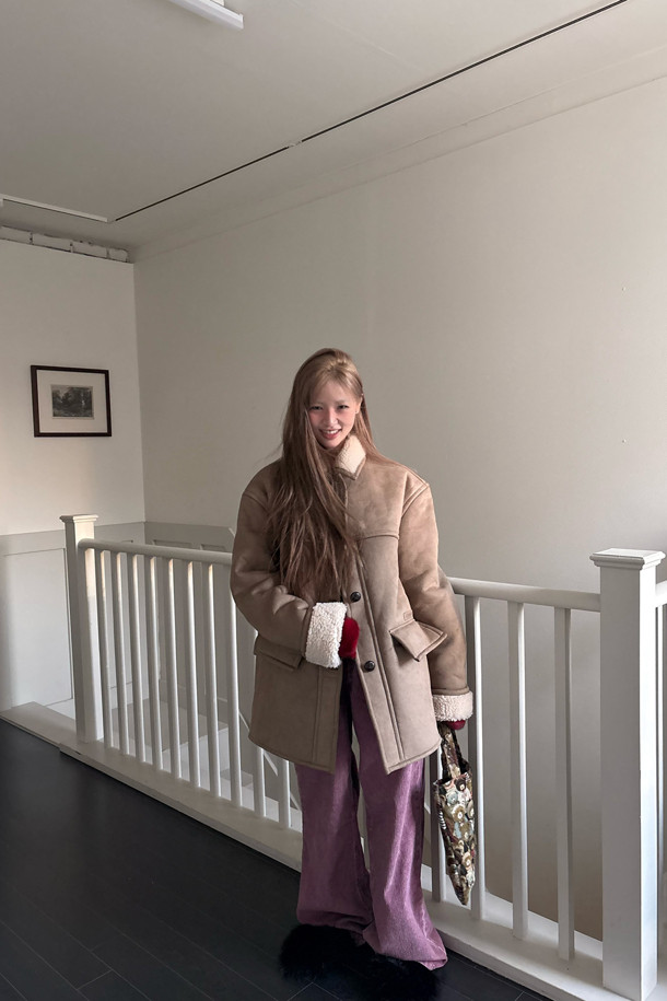 럭키슈에뜨 Chouetties (쇼티스) Fake Mustang (베이지)는 여성스러운 캐주얼 스타일을 연출하는 무스탕입니다. 스웨이드와 덤블 소재의 조화로 포근하고 부드러운 촉감을 선사하며, 두꺼운 두께감으로 따뜻하게 착용할 수 있습니다. 넉넉한 루즈핏과 스탠다드핏 디자인으로 편안한 착용감을 제공하며, 하프 기장으로 다양한 하의와 매치하기 좋습니다. 아웃포켓 디테일과 로고 엠보 포인트가 디자인의 포인트를 더하며, 가을과 겨울 시즌 데일리룩에 활용하기 좋습니다. 베이지 컬러는 미니멀하고 클래식한 분위기를 연출합니다.
