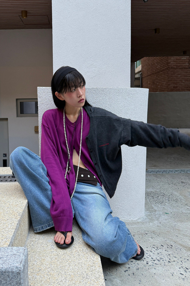 럭키슈에뜨(LUCKY CHOUETTE)의 워싱 와이드 데님 팬츠 (블루)는 캐주얼하고 빈티지한 스타일을 연출하기에 좋은 아이템입니다. 봄, 가을에 어울리는 맥시 기장의 데님 팬츠로, 럭키슈에뜨 로고 캔톤과 리벳 디테일이 돋보입니다. 뒷면에는 슈에띠즈 레터링 자수가 새겨져 있으며, 빈티지 워싱과 사이드 도밍고 워싱으로 포인트를 더했습니다. 와이드 핏으로 편안한 착용감을 제공하며, 동네 마실룩이나 쇼핑룩에 매치하기 좋습니다. 데님 소재 특유의 자연스러운 멋을 살린 이 바지는 레트로 무드를 즐기는 분들께 추천합니다.
