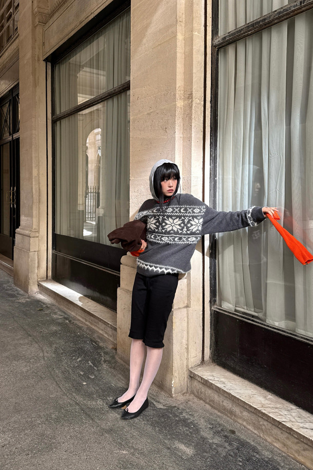 LUCKY CHOUETTE (럭키슈에뜨)의 Frill Point 바이커 쇼츠(블랙)입니다. 허리 밴딩으로 편안한 착용감을 선사하며, 옆 라인 지퍼 디테일로 포인트를 더했습니다. 면, 폴리에스터 혼방 소재로 제작되어 봄, 여름 시즌에 적합하며, 슬림핏 디자인으로 여성스러운 실루엣을 연출합니다. 허리와 밑단 러플 디테일과 러플 끝단의 자수 처리가 돋보이는 제품입니다. 데이트룩, 모임룩 등 다양한 TPO에 미니멀, 걸리시, 로맨틱한 스타일을 더해 활용할 수 있습니다.
