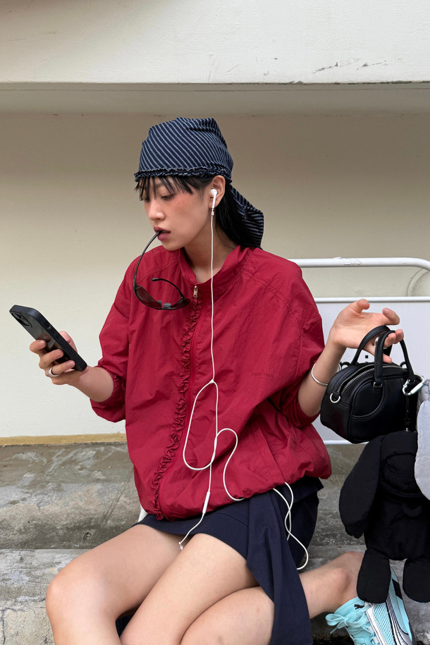 럭키슈에뜨(LUCKY CHOUETTE)의 Chouetties 도트 패턴 프릴 포인트 점퍼 (레드)입니다. 캐주얼하고 걸리시한 스타일로, 봄, 가을에 데이트룩, 동네 마실룩, 봄 소풍룩에 매치하기 좋습니다. 얇은 두께의 나일론 소재로 제작되어 부드러운 촉감을 선사하며, 루즈핏으로 편안하게 착용할 수 있습니다. 지퍼형 여밈 방식에 긴 소매, 소매와 밑단 밴딩 처리로 활동성을 더했습니다. 프릴 디테일과 레터링 프린트가 포인트이며, 슈롱이 파우치와 세트 구성으로 실용성까지 갖춘 아이템입니다.
