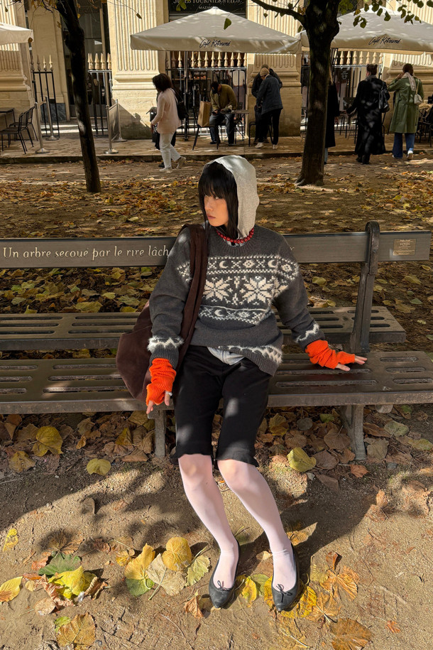 럭키슈에뜨(LUCKY CHOUETTE)의 Chouetties 노르딕 패턴 니트 풀오버(다크 그레이)는 가을, 겨울 시즌에 어울리는 여성용 상의입니다. 넉넉한 루즈핏 실루엣과 라운드넥 디자인으로 편안한 착용감을 선사하며, 울 혼방 소재로 제작되어 부드러운 촉감을 느낄 수 있습니다. 다크 그레이 컬러에 노르딕 패턴이 더해져 캐주얼하면서도 클래식한 분위기를 연출하며 캠핑룩, 집콕룩 등 다양한 TPO에 활용하기 좋습니다. 럭키 크레센트 문 모티브 패턴이 은은하게 포인트가 되어 미니멀한 스타일을 선호하는 분들께도 추천합니다. 긴소매 기장과 두꺼운 두께감으로 따뜻하게 착용할 수 있습니다.
