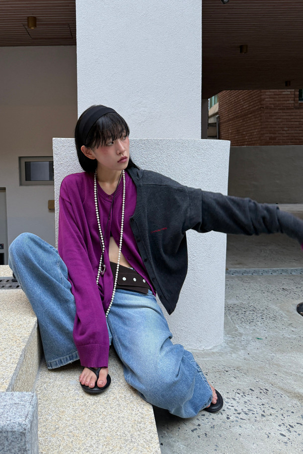 Chouetties by LUCKY CHOUETTE(슈에티 바이 럭키슈에뜨)_언밸런스 니트 가디건(다크 그레이)은 캐주얼한 스타일의 여성 니트 가디건입니다. 가을, 겨울에 착용하기 좋으며, 라운드넥에 루즈핏으로 편안하게 연출할 수 있습니다. 다크 그레이 컬러의 중간 두께 니트 소재로 제작되었으며, 언밸런스한 기장과 자수 레터링 포인트가 특징입니다. 세 가지 모양의 단추 디테일로 포인트를 더했으며, 데일리룩, 카페룩, 쇼핑룩 등 다양하게 활용 가능합니다. 아크릴과 코튼 혼방 소재로 제작되어 부드러운 촉감을 선사합니다.
