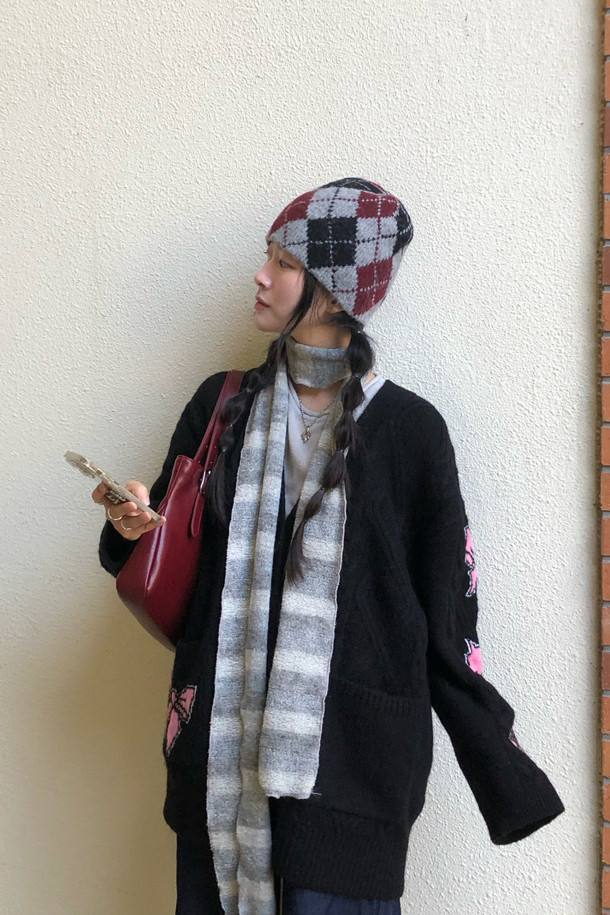 컬러 자카드 니트 가디건 (블랙)은 부드러운 울과 모헤어 혼방 소재로 제작되어 폭신한 촉감을 선사합니다. 힙 기장의 박시핏 디자인에 브이넥 라인으로 편안하면서도 세련된 스타일을 연출합니다. 긴 소매와 버튼 여밈, 포켓 디테일이 돋보이며, 배색 컬러감이 은은한 포인트를 더합니다. 가을, 겨울 시즌에 캐주얼, 클래식, 미니멀 스타일을 즐겨 입는 여성분들에게 모임룩, 출근룩으로 추천합니다. 가볍게 걸쳐 입기 좋아 간절기부터 겨울까지 폭넓게 활용 가능합니다.
