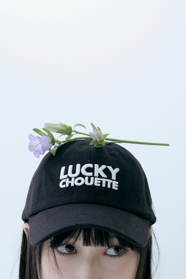 [Re-Order] 레터링 자수 볼캡은 일상, 산책룩, 여행룩 등 다양한 TPO에 활용 가능한 볼캡입니다. 캐주얼, 미니멀, 클래식 스타일을 즐겨 입는 분들께 추천하며, 부드러운 촉감의 면 소재로 제작되어 편안한 착용감을 선사합니다. 모자 앞면에는 레터링 자수가, 측면에는 엠블럼 자수가 놓여 세련된 디자인을 완성합니다. 고밀도 10수 트윌 소재를 사용하여 튼튼하며, 후면 사이즈 조절 버클로 편리하게 핏을 조절할 수 있습니다. 블랙 색상으로 어떤 스타일에도 쉽게 매치할 수 있는 데일리 아이템입니다.
