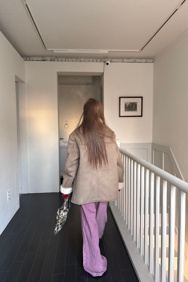 럭키슈에뜨 Chouetties (쇼티스) Fake Mustang (베이지)는 여성스러운 캐주얼 스타일을 연출하는 무스탕입니다. 스웨이드와 덤블 소재의 조화로 포근하고 부드러운 촉감을 선사하며, 두꺼운 두께감으로 따뜻하게 착용할 수 있습니다. 넉넉한 루즈핏과 스탠다드핏 디자인으로 편안한 착용감을 제공하며, 하프 기장으로 다양한 하의와 매치하기 좋습니다. 아웃포켓 디테일과 로고 엠보 포인트가 디자인의 포인트를 더하며, 가을과 겨울 시즌 데일리룩에 활용하기 좋습니다. 베이지 컬러는 미니멀하고 클래식한 분위기를 연출합니다.
