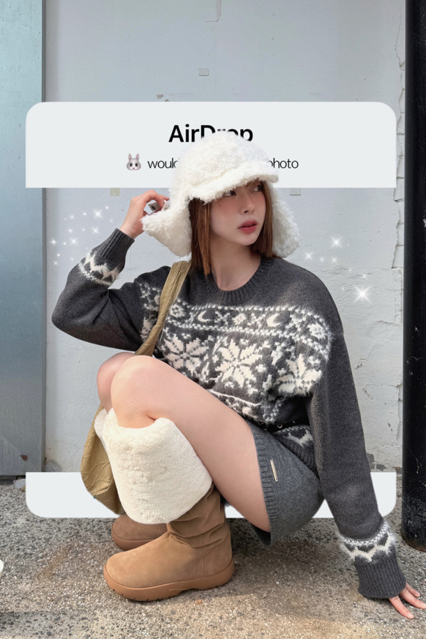 럭키슈에뜨(LUCKY CHOUETTE)의 Chouetties Nordic Pattern 니트 풀오버는 다크 그레이 컬러의 여성 니트/스웨터입니다. 울과 울 혼방 소재로 제작되어 부드럽고 고급스러운 촉감을 선사하며, 가을과 겨울에 따뜻하게 착용할 수 있습니다. 캐주얼, 북유럽풍, 러블리 스타일을 연출하기 좋으며, 루즈핏과 라운드넥 디자인으로 편안한 착용감을 제공합니다. 노르딕 패턴과 초승달 모티브가 돋보이며, 두꺼운 두께감과 긴 소매 기장으로 포근함을 더했습니다.
