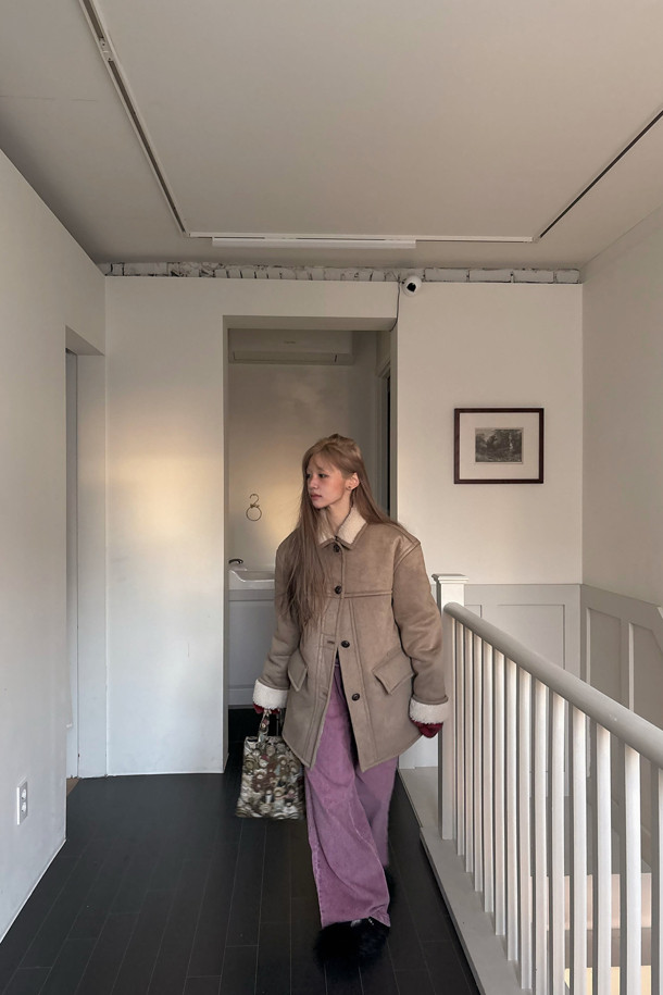 럭키슈에뜨 Chouetties (쇼티스) Fake Mustang (베이지)는 여성스러운 캐주얼 스타일을 연출하는 무스탕입니다. 스웨이드와 덤블 소재의 조화로 포근하고 부드러운 촉감을 선사하며, 두꺼운 두께감으로 따뜻하게 착용할 수 있습니다. 넉넉한 루즈핏과 스탠다드핏 디자인으로 편안한 착용감을 제공하며, 하프 기장으로 다양한 하의와 매치하기 좋습니다. 아웃포켓 디테일과 로고 엠보 포인트가 디자인의 포인트를 더하며, 가을과 겨울 시즌 데일리룩에 활용하기 좋습니다. 베이지 컬러는 미니멀하고 클래식한 분위기를 연출합니다.
