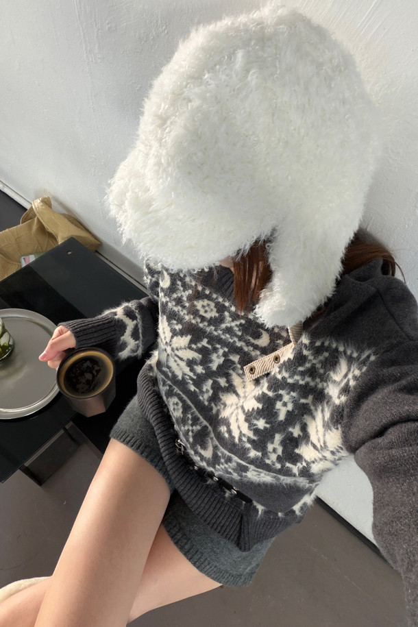 럭키슈에뜨(LUCKY CHOUETTE)의 Chouetties Nordic Pattern 니트 풀오버는 다크 그레이 컬러의 여성 니트/스웨터입니다. 울과 울 혼방 소재로 제작되어 부드럽고 고급스러운 촉감을 선사하며, 가을과 겨울에 따뜻하게 착용할 수 있습니다. 캐주얼, 북유럽풍, 러블리 스타일을 연출하기 좋으며, 루즈핏과 라운드넥 디자인으로 편안한 착용감을 제공합니다. 노르딕 패턴과 초승달 모티브가 돋보이며, 두꺼운 두께감과 긴 소매 기장으로 포근함을 더했습니다.
