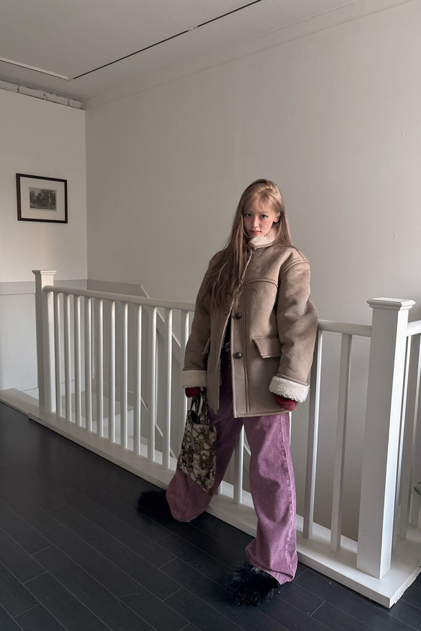 럭키슈에뜨 Chouetties (쇼티스) Fake Mustang (베이지)는 여성스러운 캐주얼 스타일을 연출하는 무스탕입니다. 스웨이드와 덤블 소재의 조화로 포근하고 부드러운 촉감을 선사하며, 두꺼운 두께감으로 따뜻하게 착용할 수 있습니다. 넉넉한 루즈핏과 스탠다드핏 디자인으로 편안한 착용감을 제공하며, 하프 기장으로 다양한 하의와 매치하기 좋습니다. 아웃포켓 디테일과 로고 엠보 포인트가 디자인의 포인트를 더하며, 가을과 겨울 시즌 데일리룩에 활용하기 좋습니다. 베이지 컬러는 미니멀하고 클래식한 분위기를 연출합니다.
