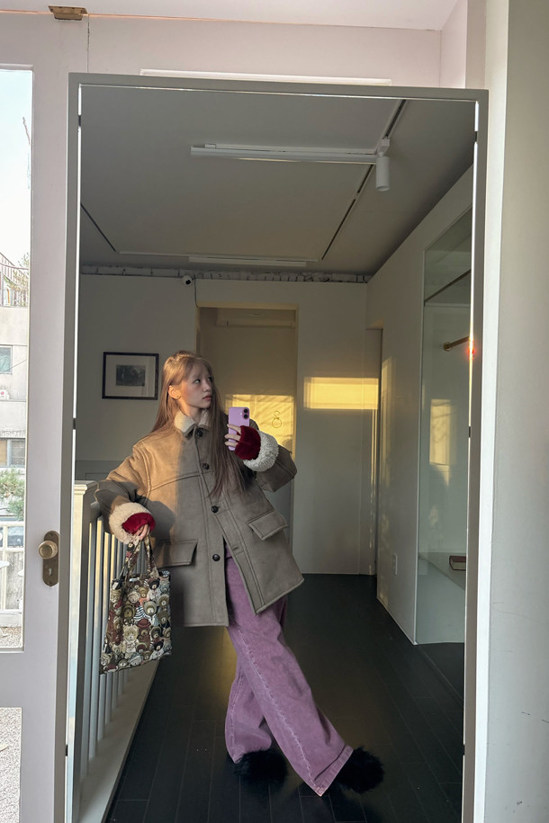 럭키슈에뜨 Chouetties (쇼티스) Fake Mustang (베이지)는 여성스러운 캐주얼 스타일을 연출하는 무스탕입니다. 스웨이드와 덤블 소재의 조화로 포근하고 부드러운 촉감을 선사하며, 두꺼운 두께감으로 따뜻하게 착용할 수 있습니다. 넉넉한 루즈핏과 스탠다드핏 디자인으로 편안한 착용감을 제공하며, 하프 기장으로 다양한 하의와 매치하기 좋습니다. 아웃포켓 디테일과 로고 엠보 포인트가 디자인의 포인트를 더하며, 가을과 겨울 시즌 데일리룩에 활용하기 좋습니다. 베이지 컬러는 미니멀하고 클래식한 분위기를 연출합니다.
