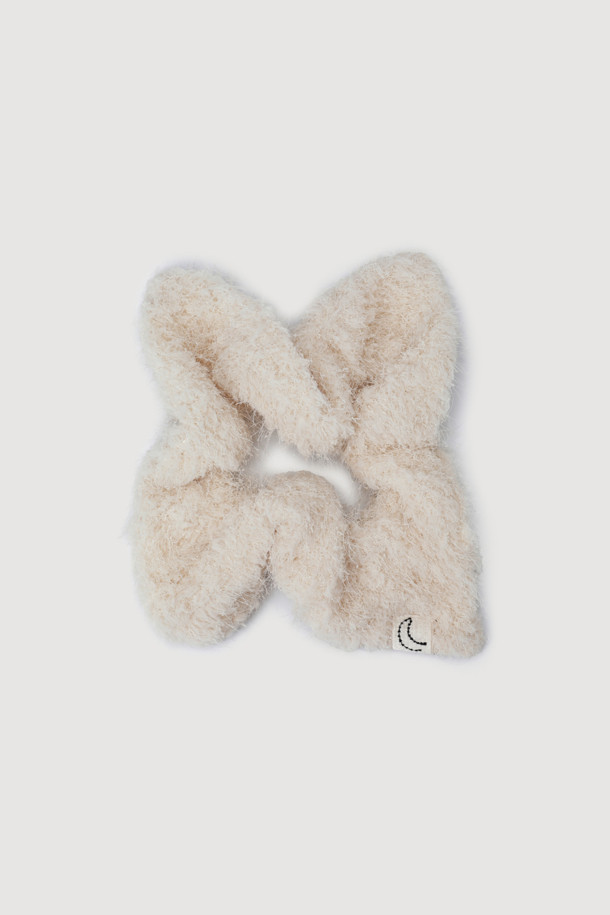 럭키슈에뜨(LUCKY CHOUETTE)의 Chouetties(슈에티스) 부클 스크런치(아이보리)입니다. 부드러운 부클 소재로 제작되어, 캐주얼한 무드로 연출하기 좋습니다. 아이보리 컬러에 럭키 크레센트 문 와펜 자수 포인트가 더해져 포인트를 더했습니다. 동네 마실룩, 카페룩 등 편안한 스타일에 매치하여 미니멀하면서도 개성 있는 스타일을 연출해보세요. 사각형 형태의 스크런치로, 부드러운 촉감이 특징입니다.
