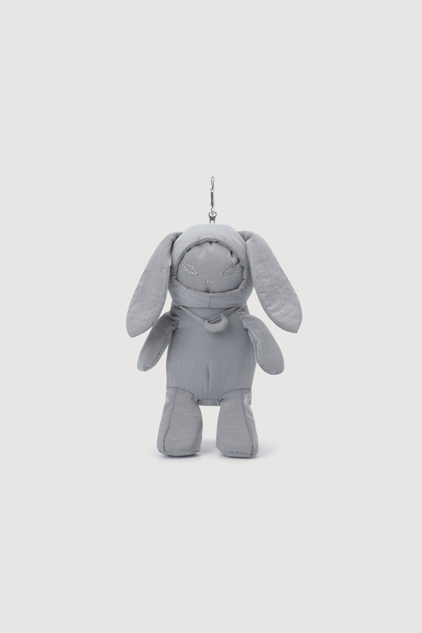 Chouetties by LUCKY CHOUETTE(슈에티 by 럭키슈에뜨)의 Chourong Pouch Key Ring(슈롱 파우치 키링) (silver)입니다. 가볍고 넉넉한 수납력을 자랑하는 파우치형 키링으로, 캐주얼한 스타일을 연출하기 좋습니다. 나일론 소재로 제작되었으며, 슈롱이 캐릭터 디자인이 귀엽게 돋보입니다. 동네 마실룩, 쇼핑룩, 여행룩 등 다양한 TPO에 활용할 수 있으며, 캐주얼, 미니멀, 걸리시한 스타일을 즐기는 분들께 추천합니다. 프릴 점퍼와 함께 코디하여 더욱 사랑스러운 룩을 완성해보세요.
