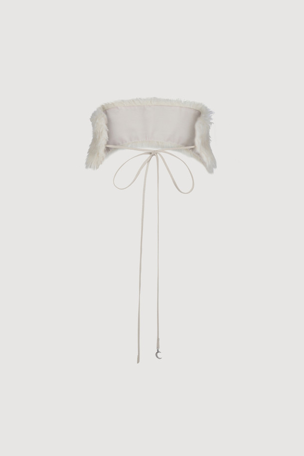 LUCKY CHOUETTE (럭키슈에뜨)의 Chouetties Fake Fur Belt (아이보리)는 부드러운 촉감의 페이크 퍼 소재로 제작된 여성용 벨트입니다. 가을, 겨울 시즌에 어울리며, 캐주얼, 미니멀, 클래식 스타일을 모두 아우르는 디자인입니다. 끈으로 여미는 방식이며, 개발 달 금속 장식이 포인트로 더해져 세련된 느낌을 줍니다. 가벼운 착용감으로 데이트룩, 모임룩 등 다양한 룩에 레이어드하여 연출할 수 있습니다.
