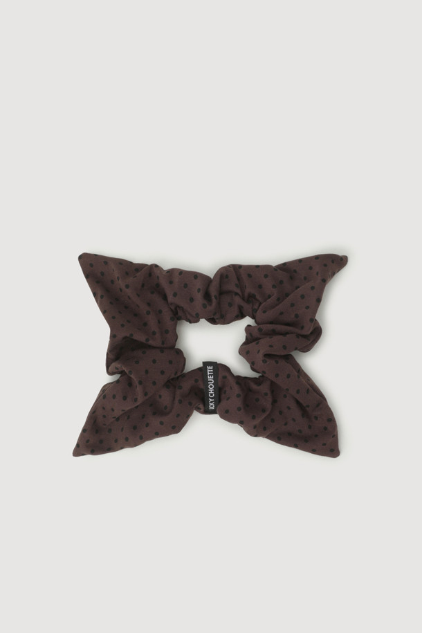 LUCKY CHOUETTE의 Chouetties 패턴 스크런치는 브라운 색상의 도트 무늬가 돋보이는 여성용 패션 소품입니다. 사각 형태에 신축성 좋은 소재를 사용하여 데일리로 편안하게 착용할 수 있으며, 라벨 장식이 포인트를 더합니다.
